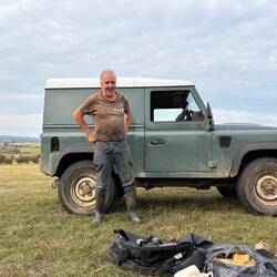 Unser Landlord, ich habe ihm angeboten, dass er bis zum Zeltplatz im Beiwagen fahren darf...