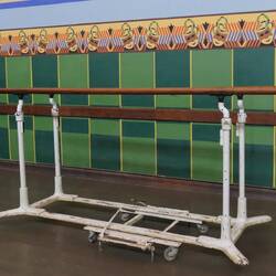 Der Barren stand in der Turnhalle ...