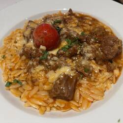 Linda had Moscharak Giouvetsi (veal with orzo) - delicious