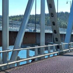 Neben der historischen Brücke baut man eine neue