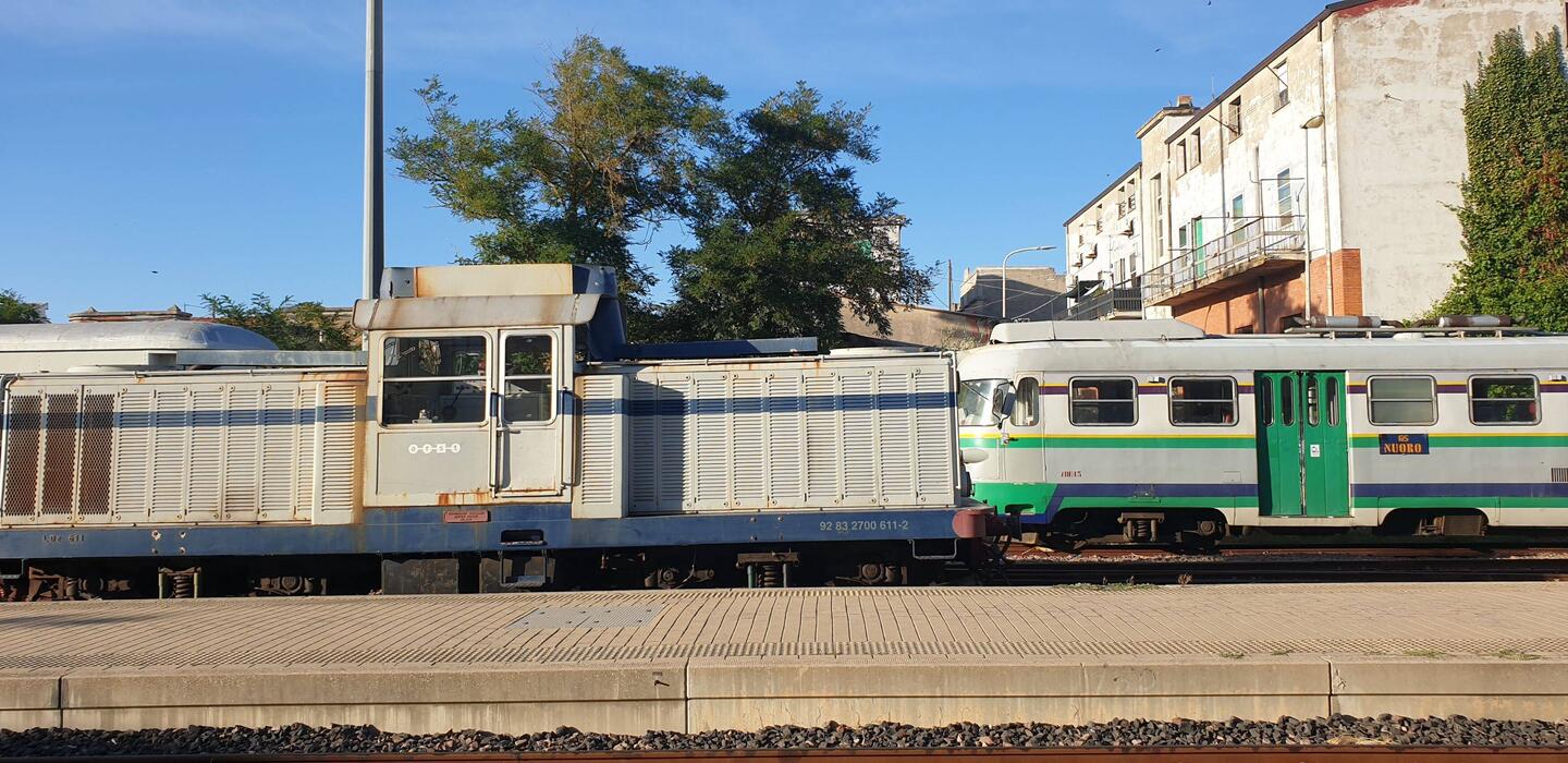 Links die Schrankwand ist eine Diesellok
