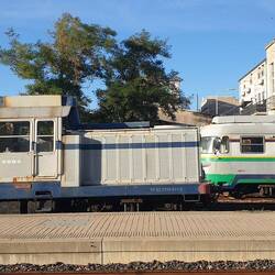 Links die Schrankwand ist eine Diesellok