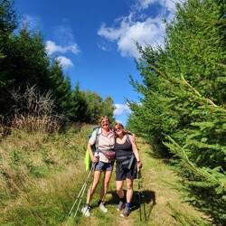 Die Fotografin habe ich schon organisiert.