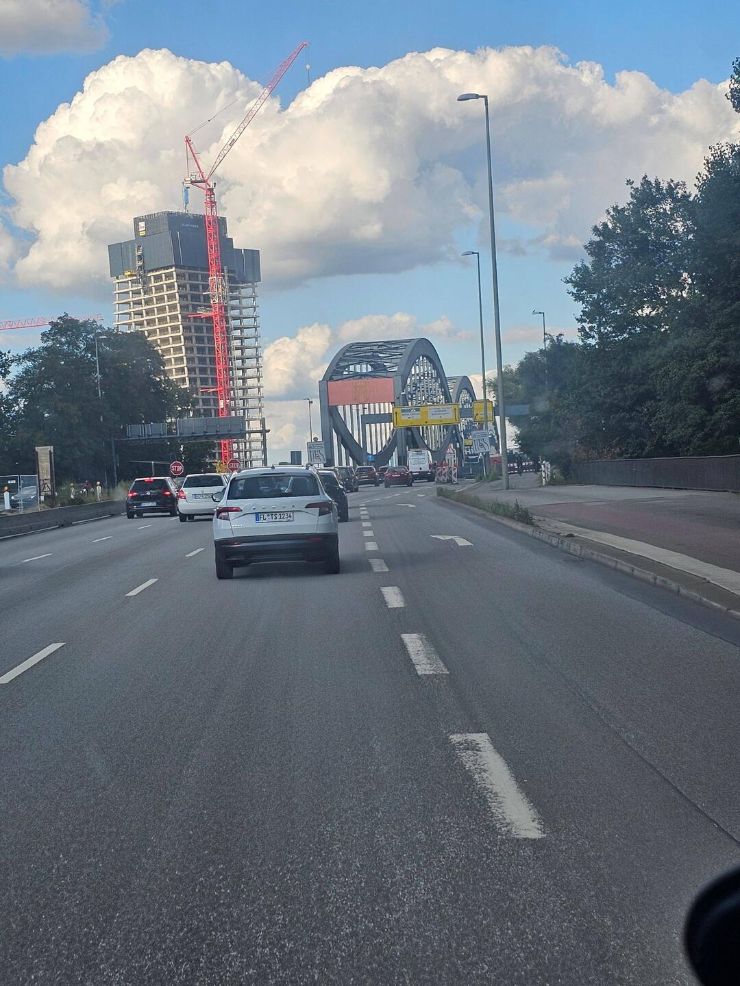 Die Elbbrücken mit dem kurzen Olaf