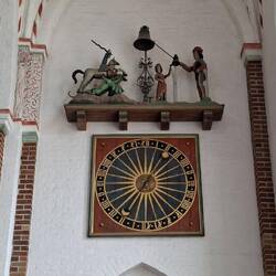 Die Uhr stammt aus der Zeit um 1500. Mit bewegl. Figuren und 1/4stündigem Glockenschlag