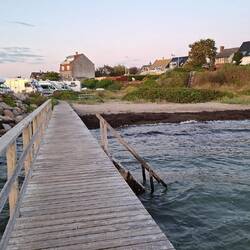 Stellplatz mit eigenem Badesteg und Strand