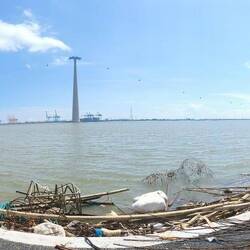 hier auf dem großen Platz werden wir dem großen oder kleinen Bus zugewiesen