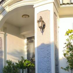 im linken Teil sind die Zimmer