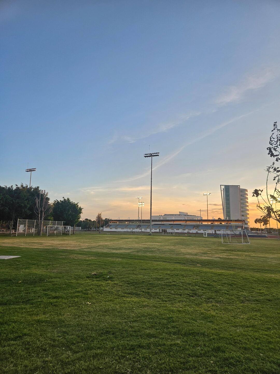 Footballfeld bi Sonneundergang