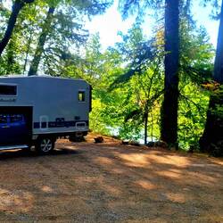 Schöner Stellplatz am Fluss