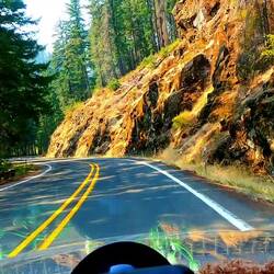 Schöner Strassenverlauf dem Fluss entlang
