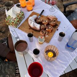 Der Abend klingt aus, feuchtfröhlich und musikalisch