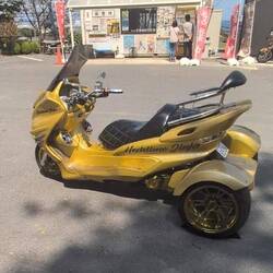 Auch das goldene Motorrad ist ein Schrein