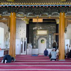 Innen ist es unverkennbar eine Moschee.