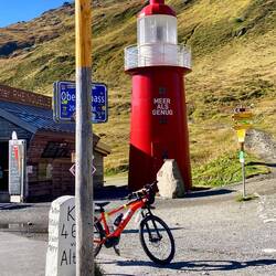 Leuchtturm als Symbol für die Verbindung zwischen der Quelle und der Mündung des Rheins