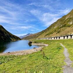 Oberalpsee und Lawinenschutz Galerie für Bahn und Strasse