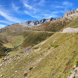 Noch 6 km bis zur Passhöhe (ganz links)
