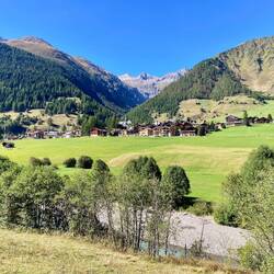 Das Gommer Dorf Münster mit 3000ern im Hintergrund