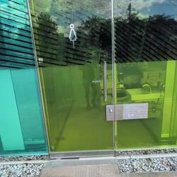 Designer Klo mit selbst verdunkelnden Scheiben