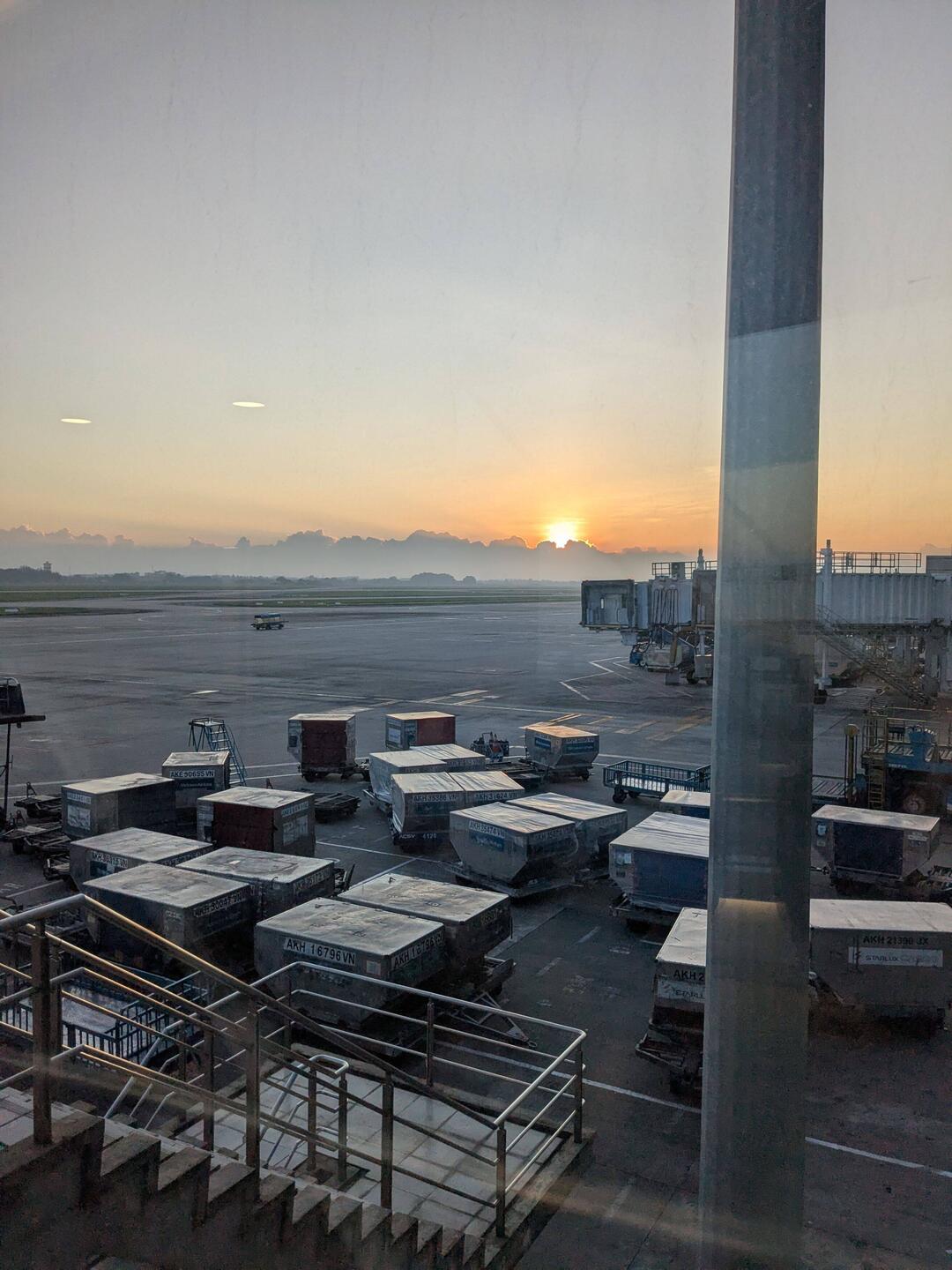 Sonnenaufgang über dem Flughafen in Hanoi