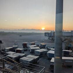 Sonnenaufgang über dem Flughafen in Hanoi