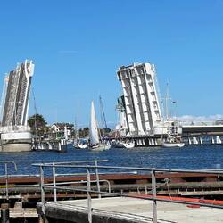 Klappbrücke, wird jede Stunde geöffnet