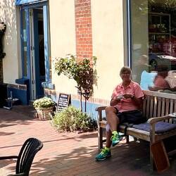 Kaffee in Arnis (besteht primär aus einer Straße)