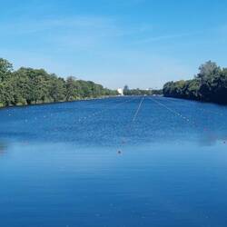 Schwimmbahnen im Kanal