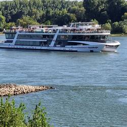 Partyschiff - da wird gefeiert, man hört es von weitem kommen