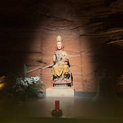 Madonnenfigur in der heiligen Höhle