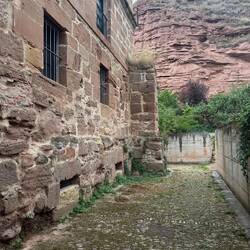Klosterseitenmauer an den Fels gebaut