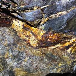 Dirrrrty quarz - That is where the gold is! Don't get excited, it is about 20g per ton...