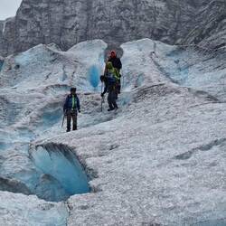 So wie diese Gruppe, wanderten wir auch über den Gletscher... ☺️