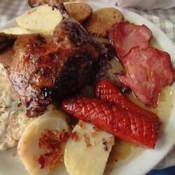 Zvieri Plättli, Kasseler, Wurst, Ente, drei Sorten Knödel, Kartoffelpuffer und zweierlei Kraut.