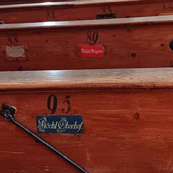 da hat jeder seinen bezahlten Platz