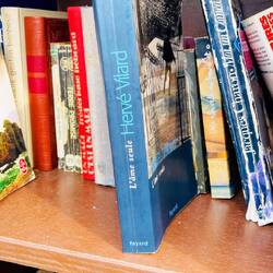 Nos encontramos dentro del librero del pueblo este libro de Hervé Vilar, los viejos se acordarán