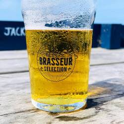 Merecida cerveza regional después de conducir por 4 horas