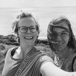 ihre haare hat sie extra für diese reise wachsen lassen, damit sie sie sicher zusammenbinden kann 😅