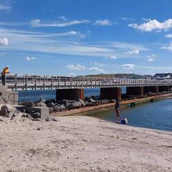 Rechts das Meerwasserschwimmbad