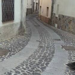 Zum Glück stehen am Ortseingang sehr schnell Durchfahrt verboten Schilder für Camper! Sonst lost