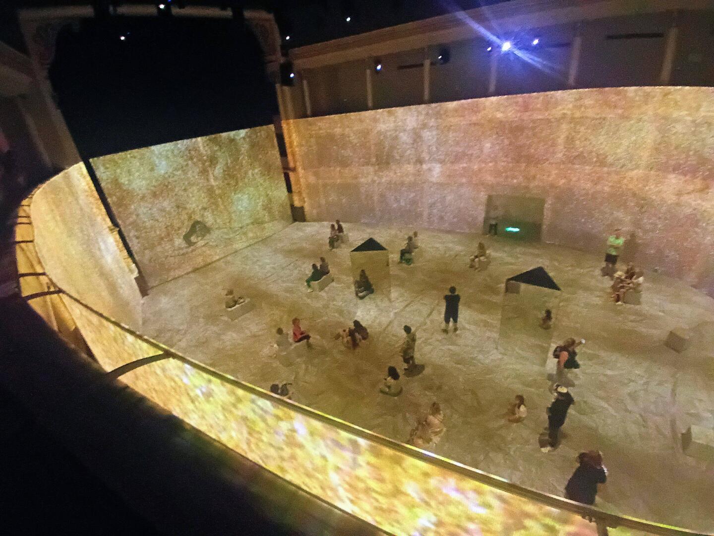 De geprepareerde zaal van bovenaf