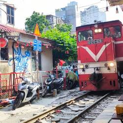 ...und da sind wir wieder in der Train-Street, diesmal erleben wir den Zug 🚆 durchfahren