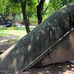 hier geht's runter in einen Bunker...