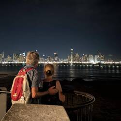 Karin und Frank vor der Skyline von Panama Stadt.