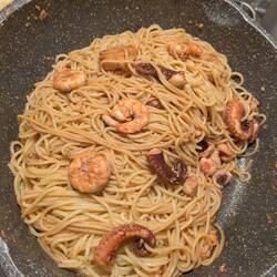 Seafoodpasta mit frischen Zutaten vom Fischmarkt.