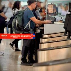 Dave an der Migration am Flughafen.