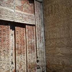 Grabinschriften - links eingemeißelt - rechts erhaben