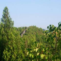 Die Mauer versteckt sich in den Bergen