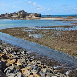 Elizabeth Castle kurz vor der Ebbe