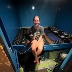 Celi in ihrer kabine